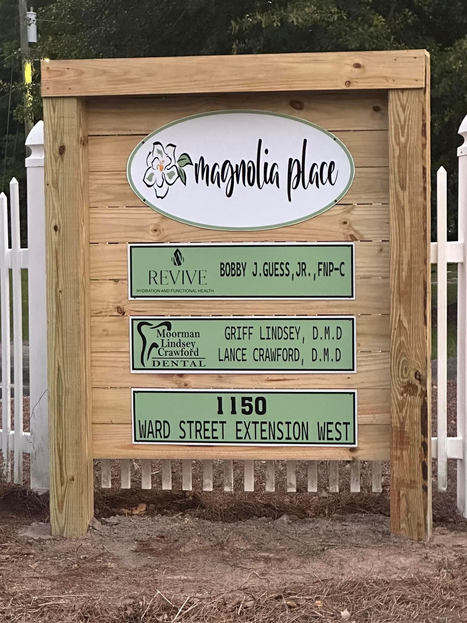 Front entrance and parking area of Moorman, Lindsey and Crawford Dental in Douglas, Georgia